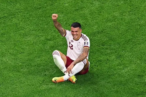 بسبب مرض نجله.. بيدرو بورو يكشف كواليس احتفاله أمام فرنسا